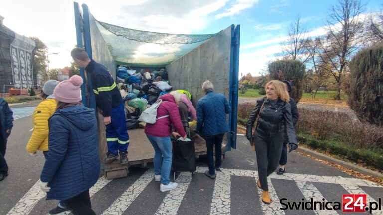 Ogromne zainteresowanie zbiórką tekstyliów w Świdnicy [FOTO]