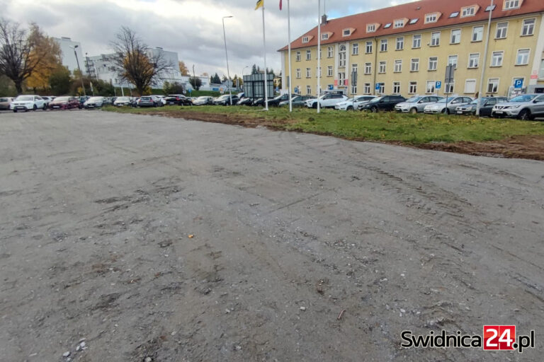 Tymczasowy parking przed starostwem gotowy. W przyszłości powstanie tam podziemny parking ze schronem? [FOTO]