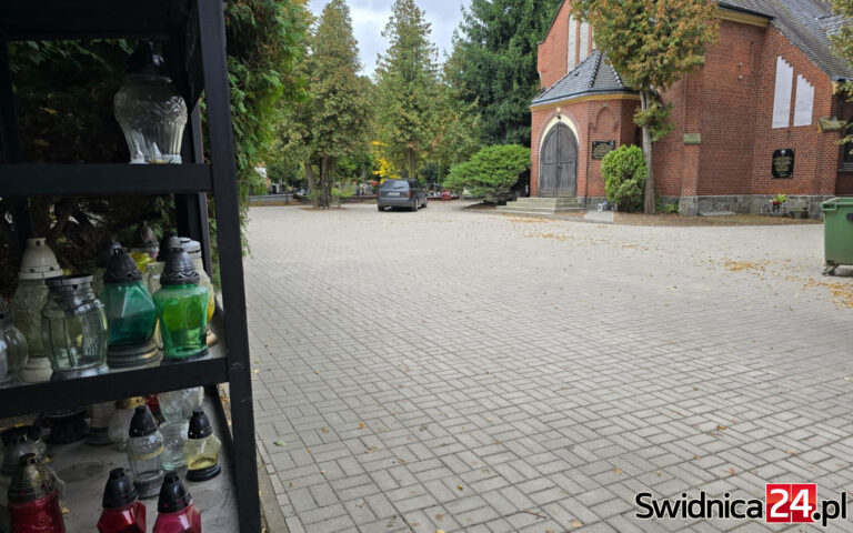 Wejście na cmentarz parafialny nie przypomina już toru przeszkód [FOTO]