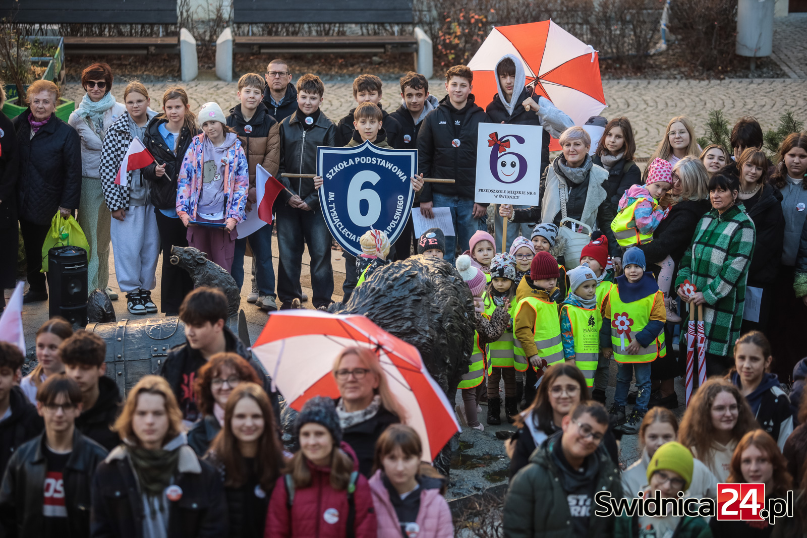 Skwer z dzikami w biało-czerwonych barwach. Blisko 200 osób wzięło udział w patriotycznym happeningu [FOTO/VIDEO]