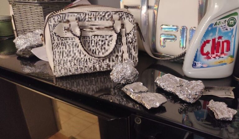 Policjanci w mieszkaniu znaleźli zapasy niedozwolonych środków [FOTO]