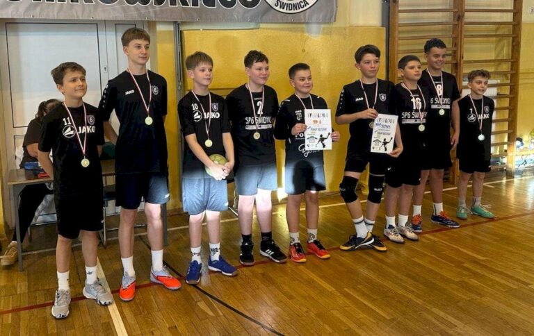 „Szóstka” wygrywa zmagania w szczypiorniaka [FOTO/WYNIKI]