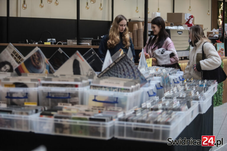 Wyjątkowa okazja, aby zdobyć perełki z muzycznego świata. Giełda Winyli, CD i Kaset w Galerii Świdnickiej [FOTO]