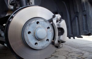 Dlaczego konieczna jest regularna wymiana klocków hamulcowych?