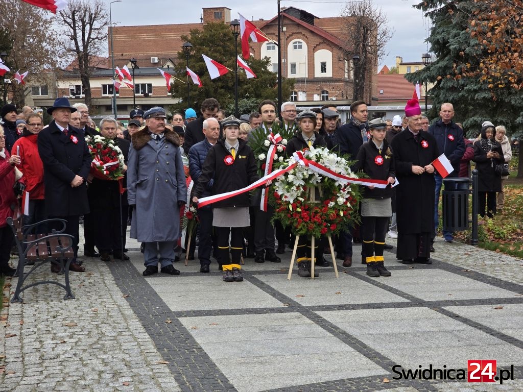 Kwiaty pod Pomnikiem Zwycięstwa z okazji święta narodowego [FOTO]
