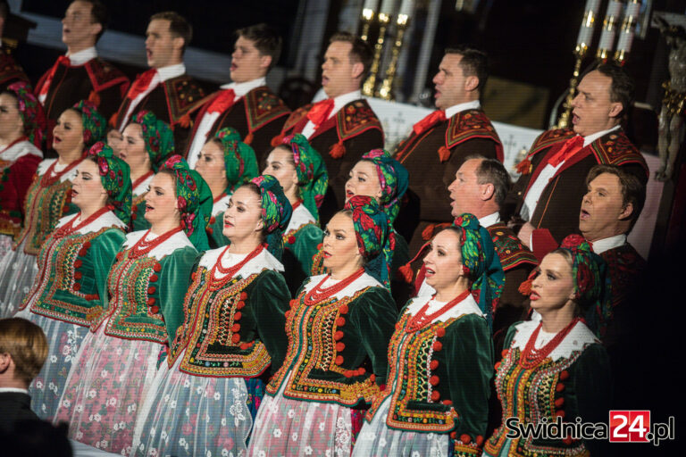 „Pieśń o Ojczyźnie”. Wyjątkowy koncert zespołu Śląsk w świdnickiej katedrze [FOTO]