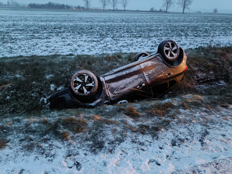 Dachowanie i dwa auta w rowie pod Strzegomiem [FOTO]