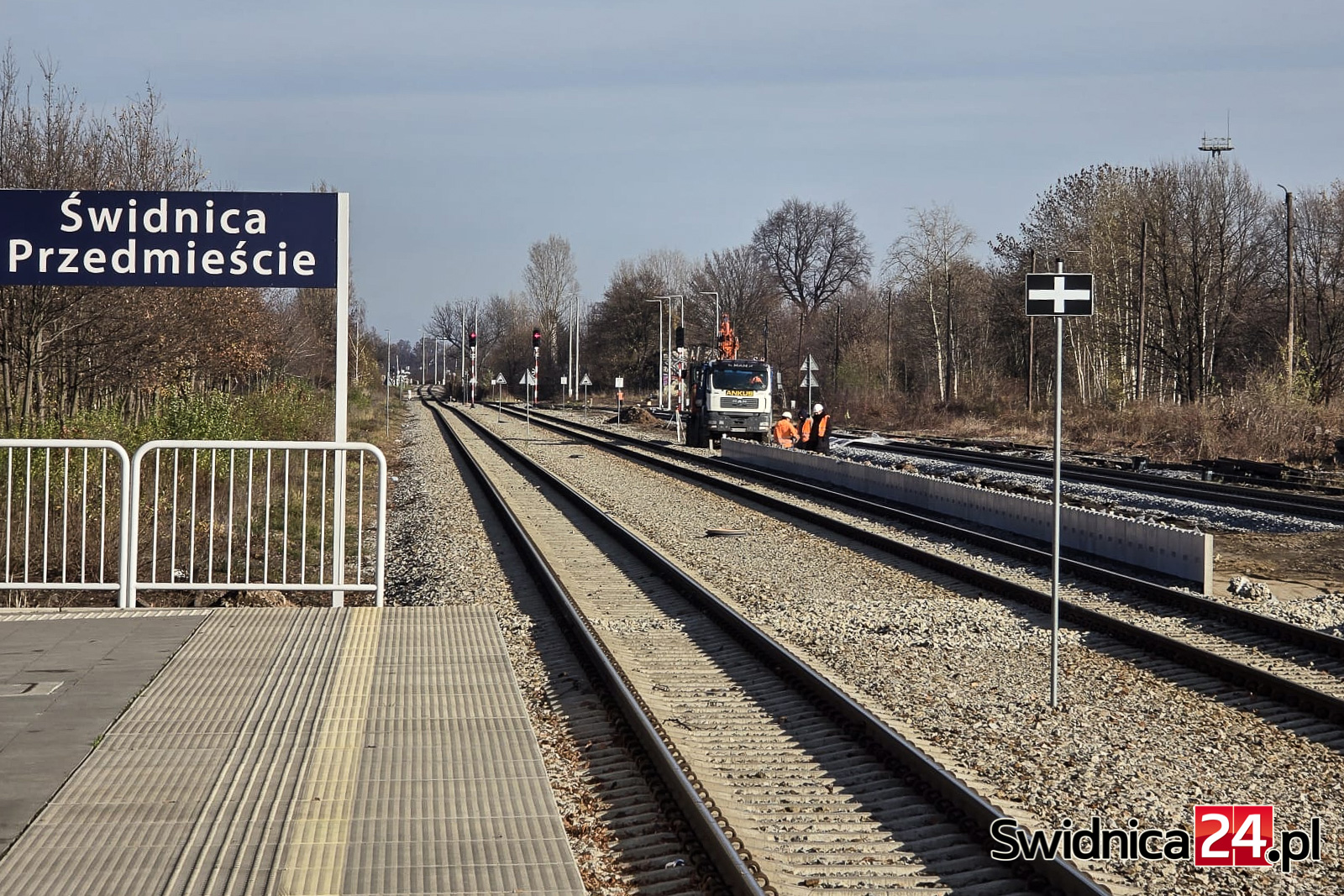 Budują nowy peron na stacji Świdnica Przedmieście. To część wielomilionowej inwestycji [FOTO]