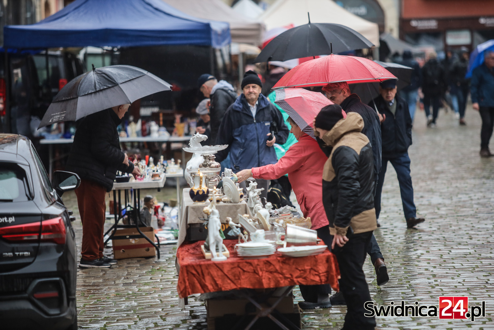 Deszczowa giełda staroci nie odstraszyła miłośników rzeczy niezwykłych [FOTO/VIDEO]