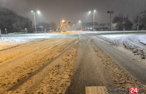 Sypnęło śniegiem. Gdzie interweniować w razie problemów? Służby apelują o ostrożność na drogach