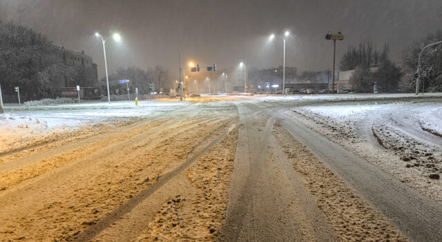 Sypnęło śniegiem. Gdzie interweniować w razie problemów? Służby apelują o ostrożność na drogach