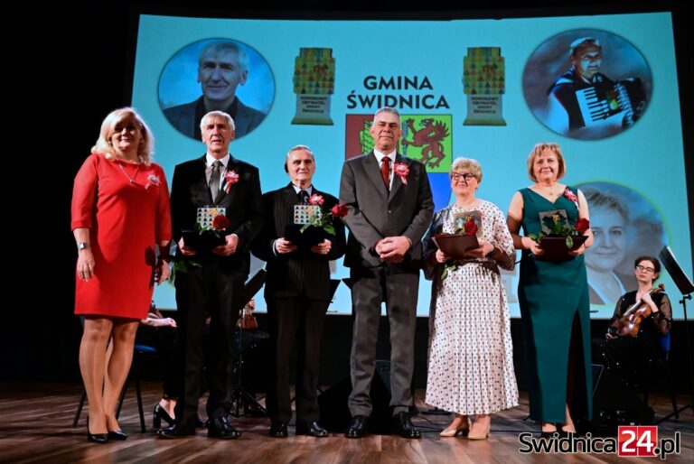 Wybitni mieszkańcy gminy Świdnica uhonorowani podczas narodowego święta [FOTO]