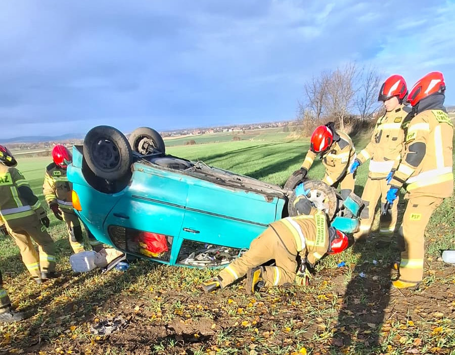 Po dachowaniu trafił do szpitala [FOTO]