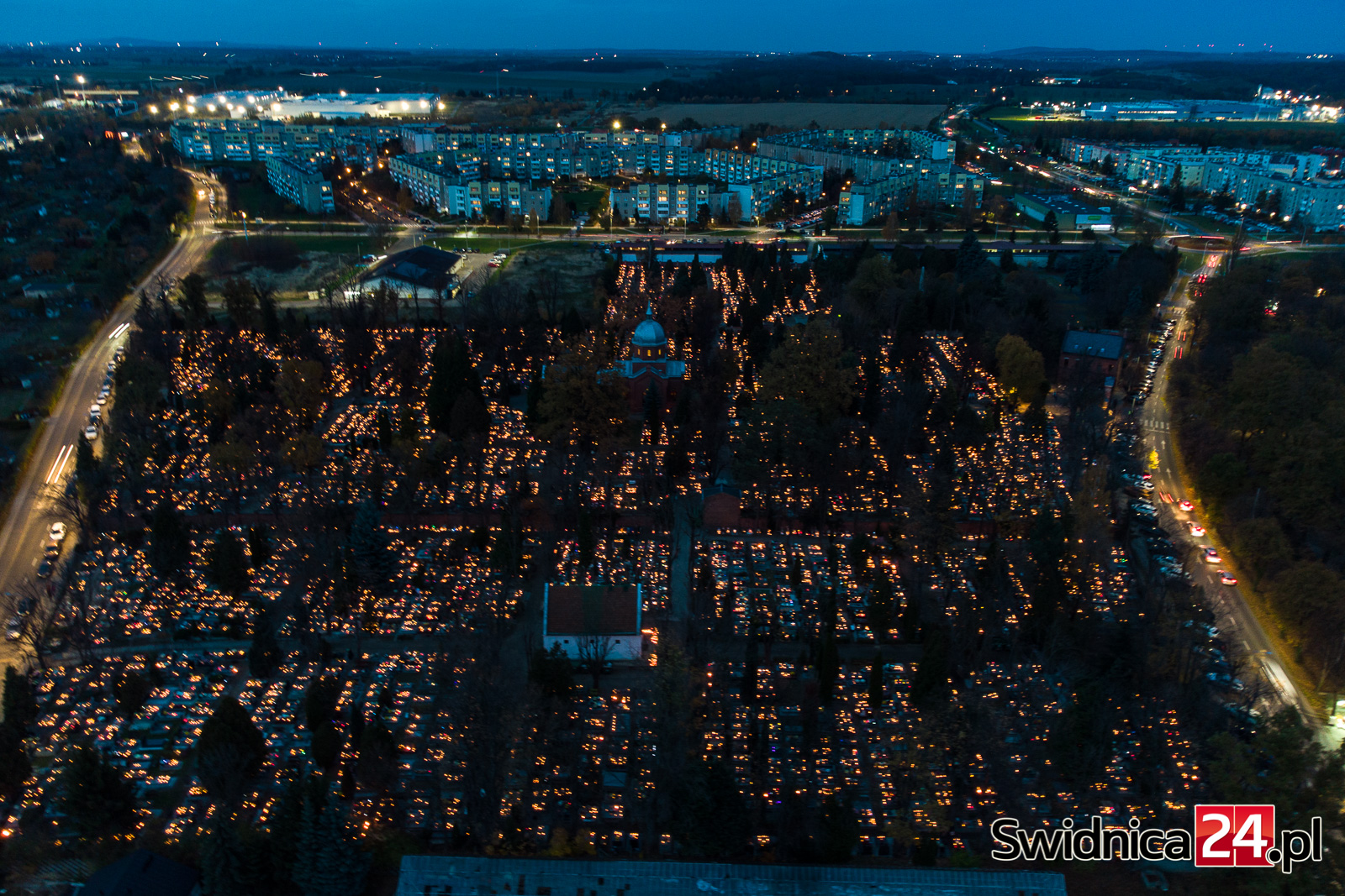 Wszystkich Świętych. Cmentarze pełne świateł pamięci dla zmarłych [FOTO]