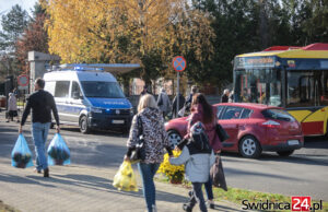 Wszystkich Świętych w Świdnicy. Będą zmiany w organizacji ruchu i dodatkowe linie autobusowe
