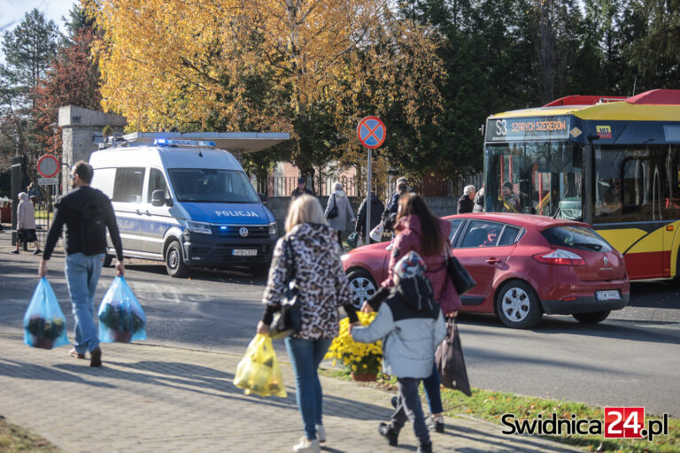 Świdniczanie ruszyli na cmentarze. Znajdź groby bliskich przez internet [FOTO]