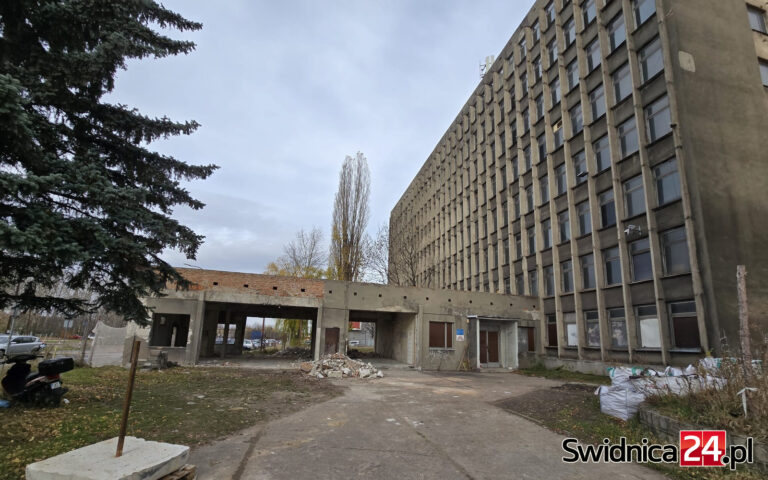Dawny biurowiec ŚFUP doczeka się drugiego życia? Szykują się do rozpoczęcia modernizacji [FOTO]