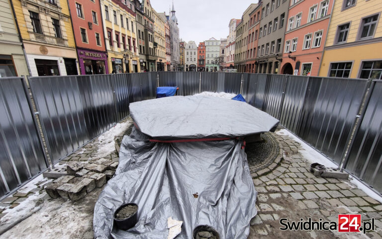 Świdnicka fontanna częściowo zdemontowana. Trwa naprawa niemal 300-letniego zabytku [FOTO]