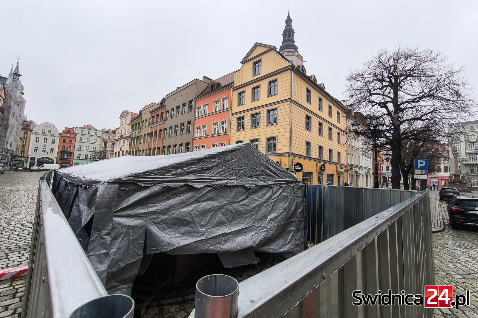 Świdnicka fontanna schowana pod namiotem. Trwa naprawa niemal 300-letniego zabytku [FOTO]
