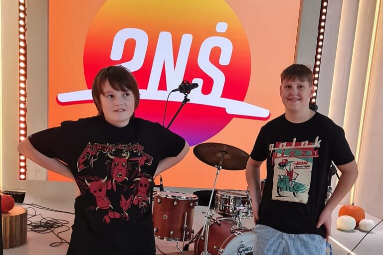 12-letni chłopcy z gminy Marcinowice podbiją internet i telewizję. Grają metal i dają czadu [FOTO]