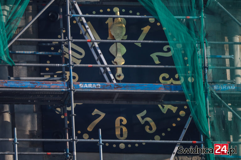 Zegar z wieży świdnickiej katedry ma znów odmierzać czas. Na swoje miejsce wróciły pokryte 24-karatowym złotem wskazówki [FOTO/VIDEO]