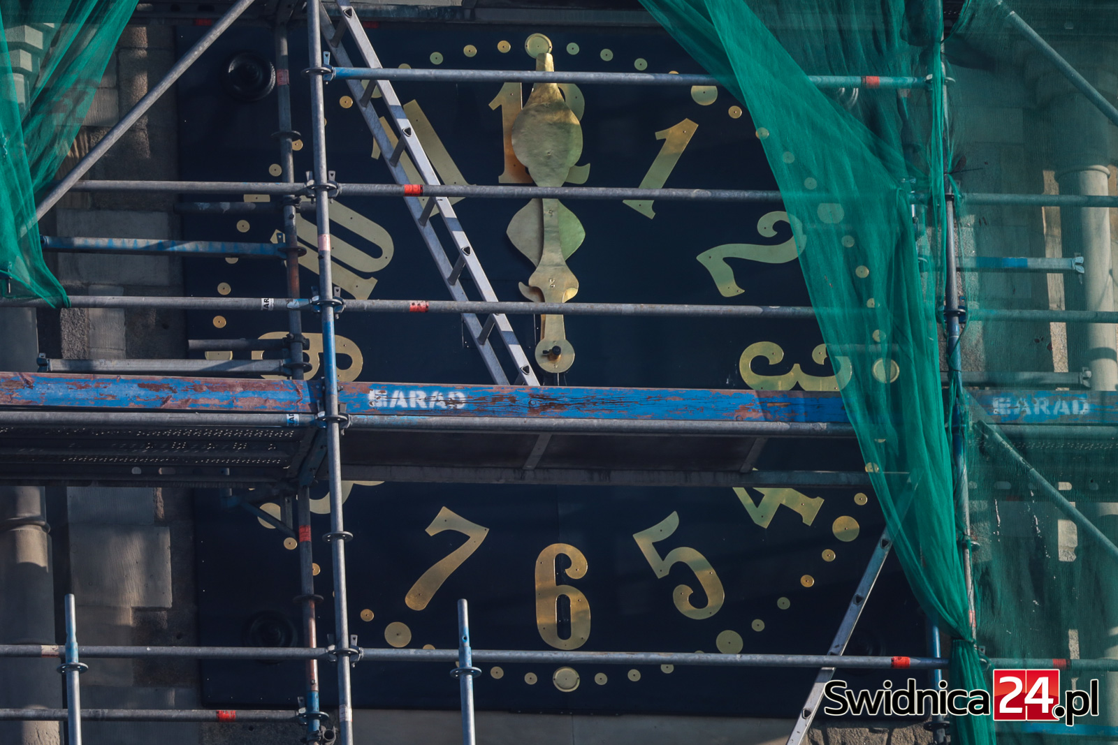 Zegar z wieży świdnickiej katedry ma znów odmierzać czas. Na swoje miejsce wróciły pokryte 24-karatowym złotem wskazówki [FOTO/VIDEO]