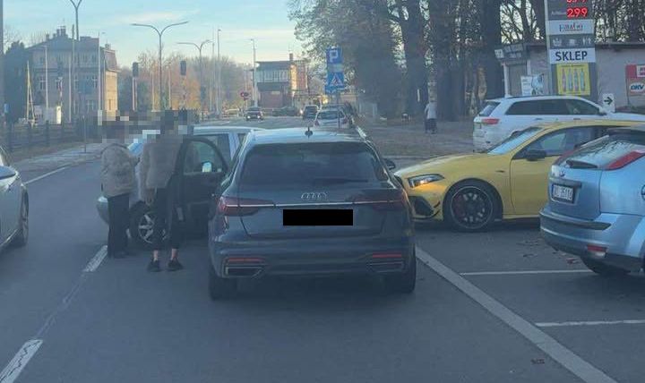 Kolizja z udziałem trzech samochodów