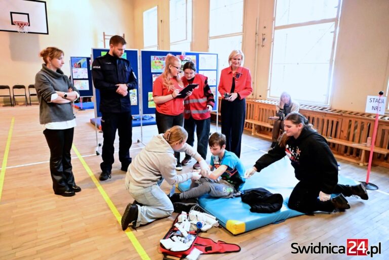 Wiedzę o pierwszej pomocy mają w małym palcu. Uczniowie rywalizowali w międzyszkolnym konkursie [FOTO]