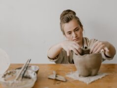 Kreatywne hobby po pracy – dlaczego coraz więcej dorosłych wybiera sztukę?