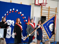 Szkoła Podstawowa w Lutomi Dolnej z własnym sztandarem