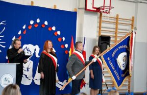 Szkoła Podstawowa w Lutomi Dolnej z własnym sztandarem