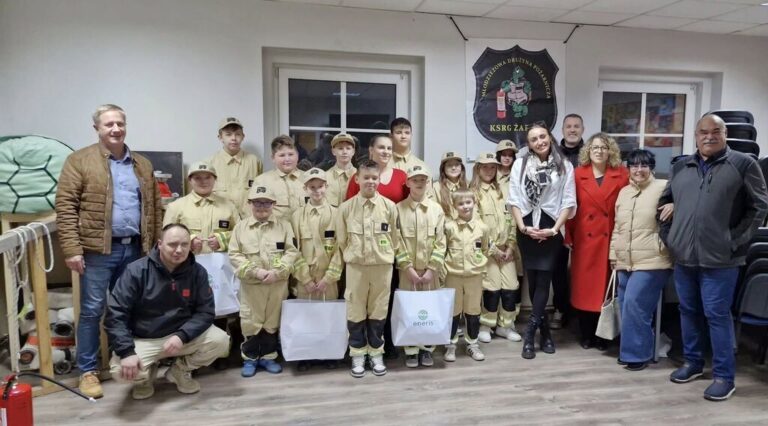 Nowy sprzęt trafił do młodych druhów z OSP Żarów [FOTO]