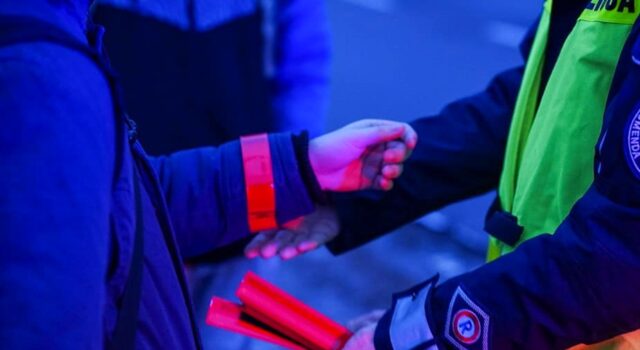 Ubrani na czarno i praktycznie niewidoczni. „Proszą się o śmierć”. Policjanci apelują do pieszych o noszenie odblasków