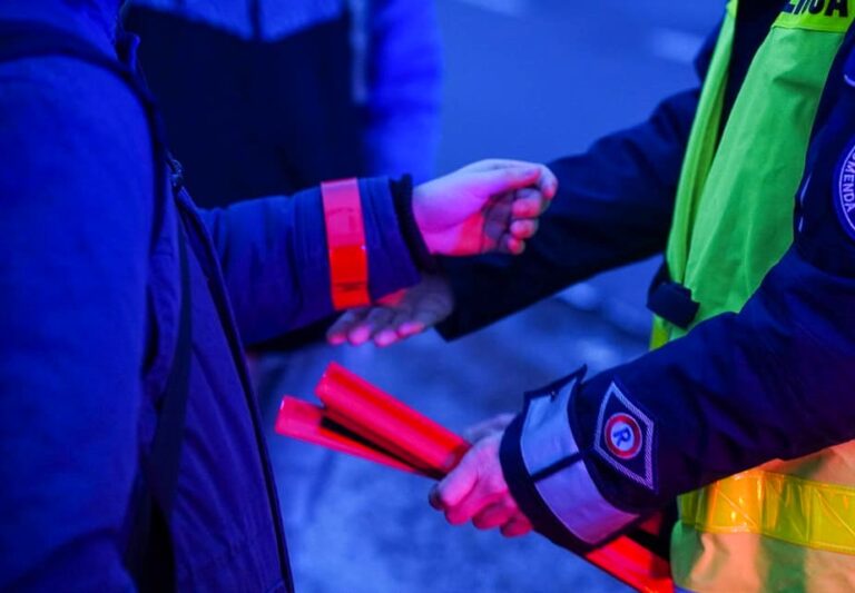 Ubrani na czarno i praktycznie niewidoczni. „Proszą się o śmierć”. Policjanci apelują do pieszych o noszenie odblasków