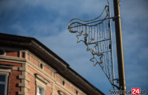 Rozpoczął się montaż świątecznych iluminacji w Świdnicy