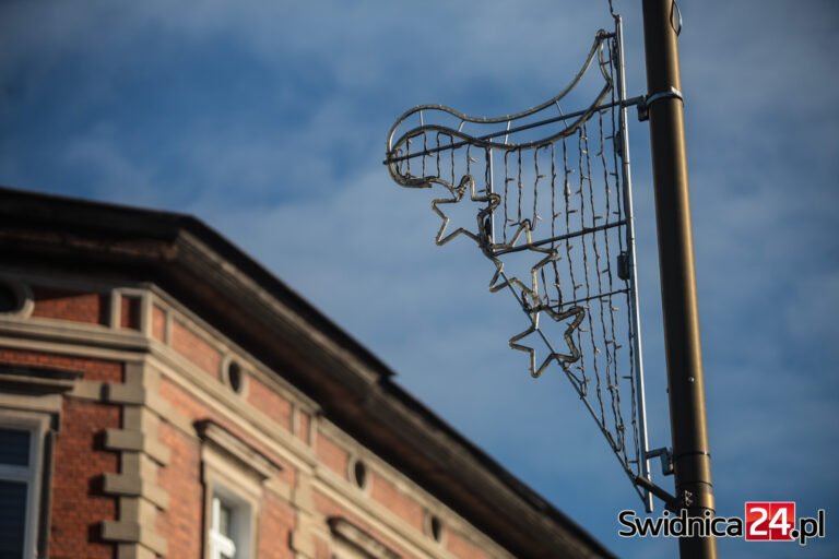 Rozpoczął się montaż świątecznych iluminacji w Świdnicy
