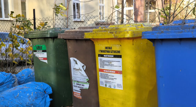 System kaucyjny pozwoli obniżyć opłaty za śmieci? Na razie Świdnica boryka się z rosnącymi kosztami