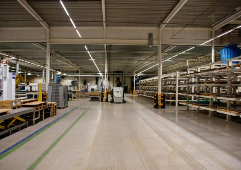 Specyfika utrzymania czystości w obiektach przemysłowych i magazynowych. Poradnik dla managerów