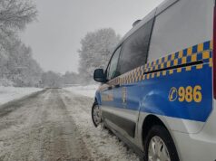 Strażnicy miejscy przypominają o zimowych obowiązkach właścicieli nieruchomości, apelują w sprawie bezdomnych