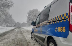 Strażnicy miejscy przypominają o zimowych obowiązkach właścicieli nieruchomości, apelują w sprawie bezdomnych