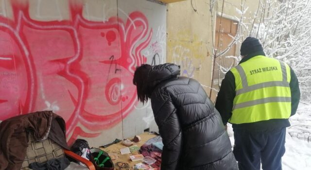 Idą siarczyste mrozy. Jak pomóc osobom w kryzysie bezdomności i samotnym?