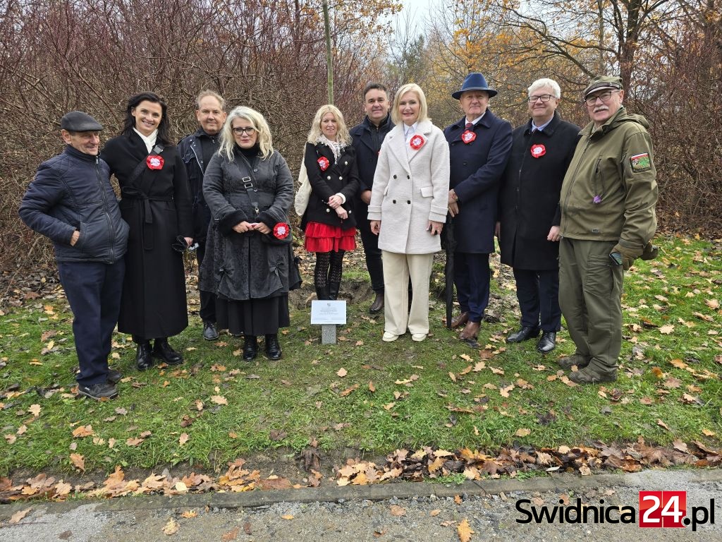 Pisarka Agnieszka Dobkiewicz w alei zasłużonych i honorowych świdniczan