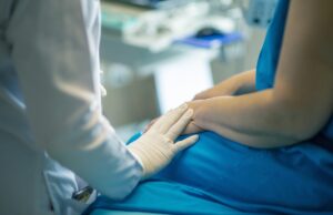 Seniorka po udarze. W żadnym ośrodku opieki nie ma miejsca. Doba w szpitalu – prawie 1400 zł