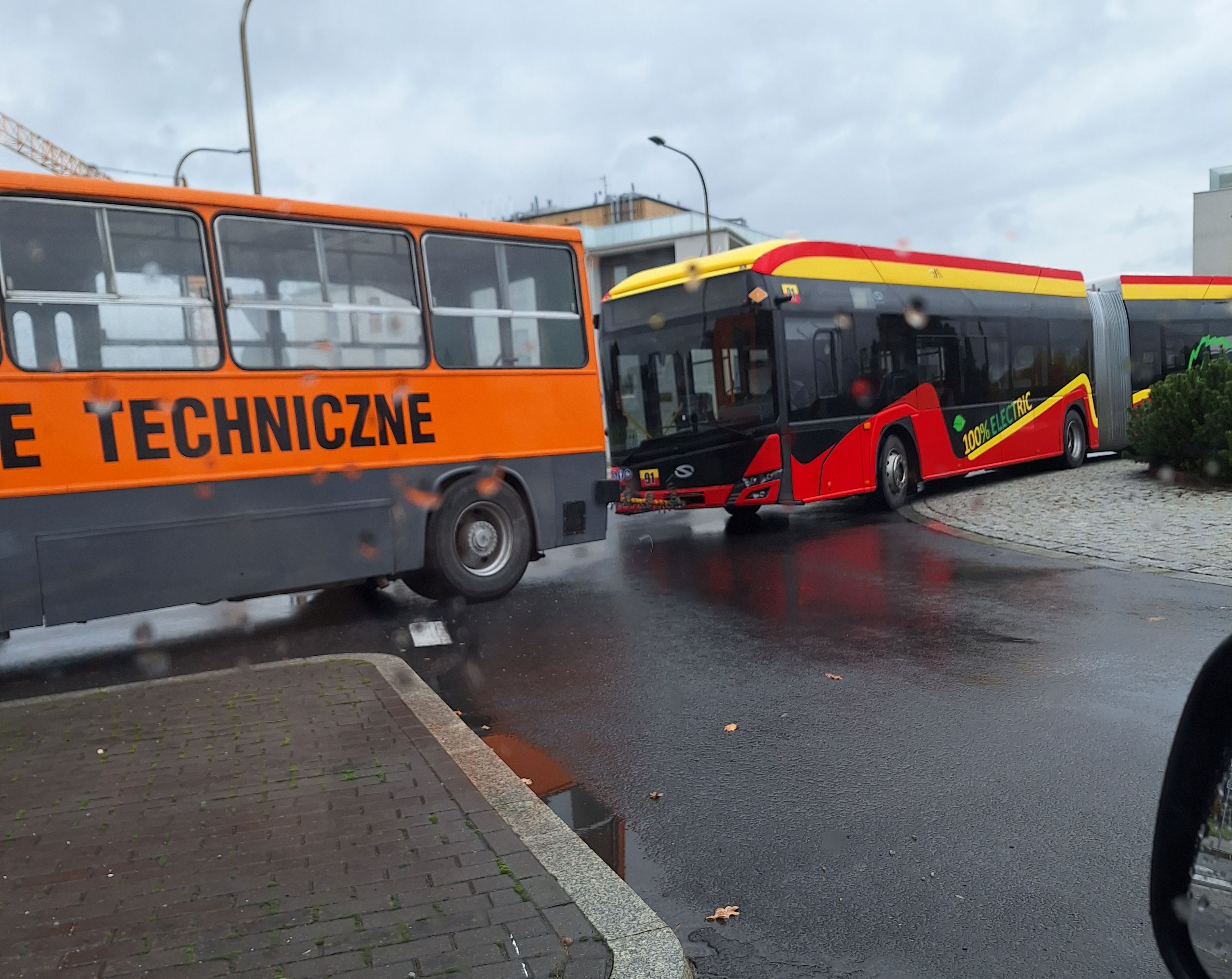Nowy elektryk „nie odpalił” i wrócił do bazy na holu [FOTO]