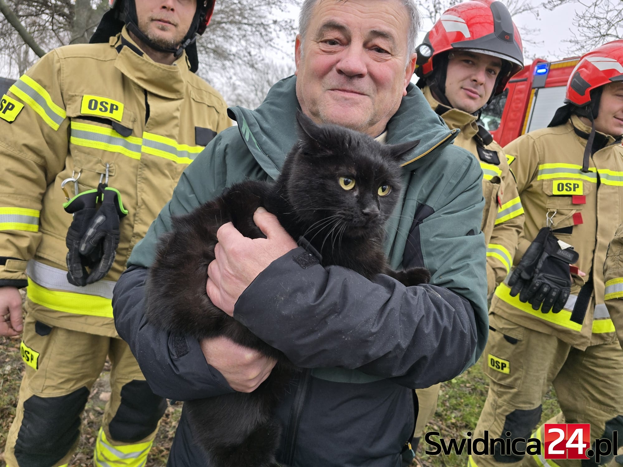 Ktoś przestraszył Micię, strażacy ruszyli na pomoc [FOTO]