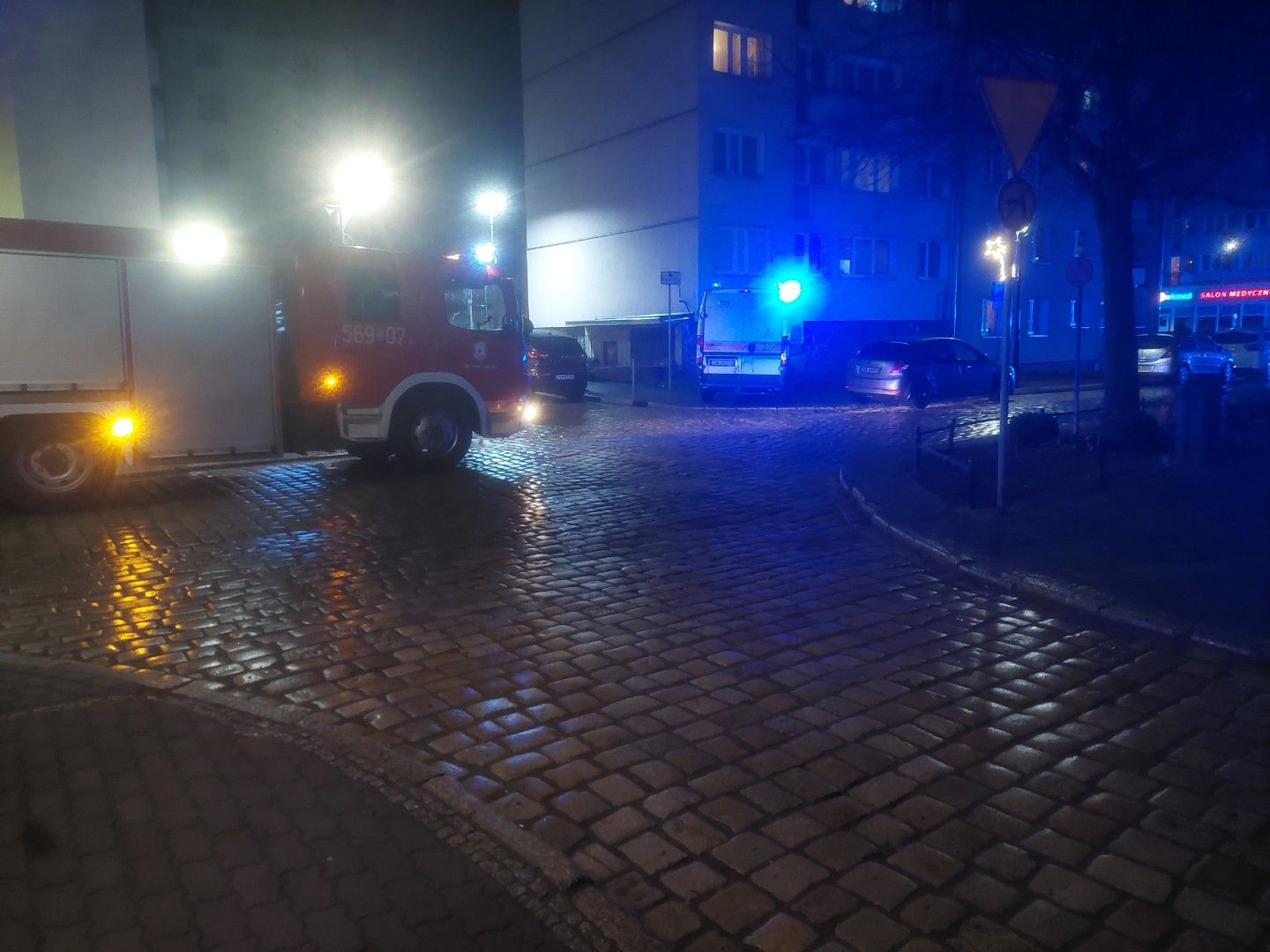 Mieszkańcy wyczuli gaz. Interweniowały służby [FOTO]