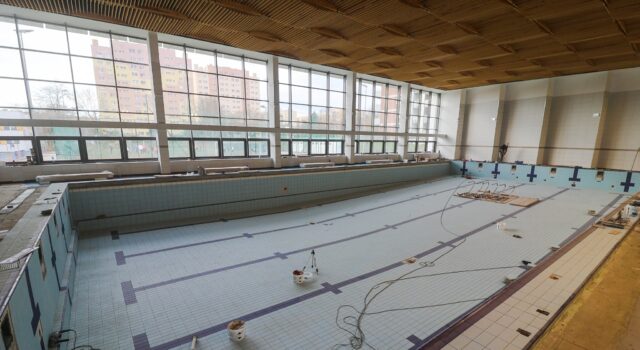 Miały być gotowe w sierpniu. Kiedy dzieci wrócą na basen i salę gimnastyczną SP nr 4 w Świdnicy?