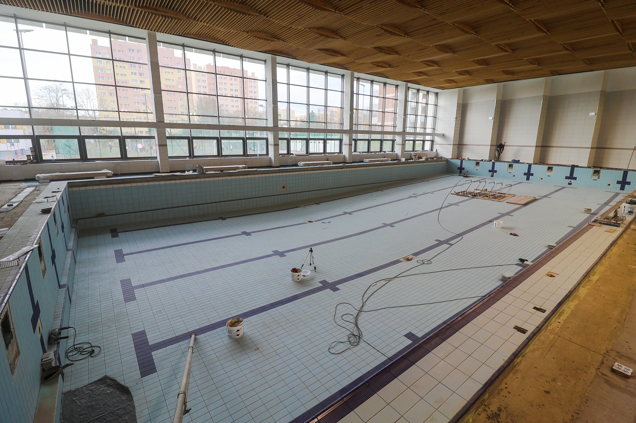Miały być gotowe w sierpniu. Kiedy dzieci wrócą na basen i salę gimnastyczną SP nr 4 w Świdnicy?