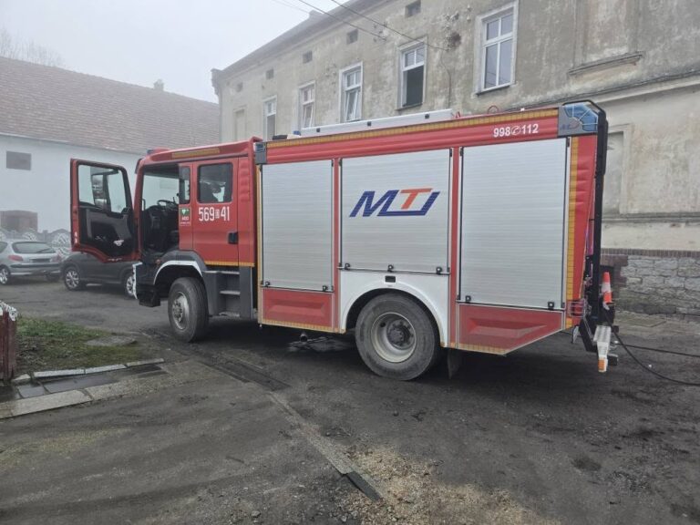 Żar z pieca wpadł pod podłogę i napędził strachu [FOTO]