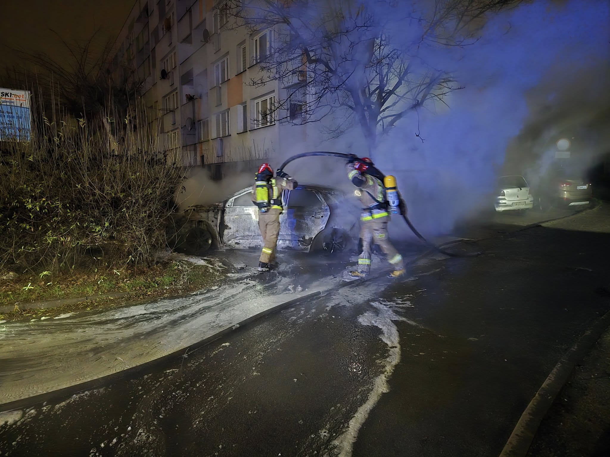 Nocny pożar osobówki. Pojazd spłonął doszczętnie [FOTO]